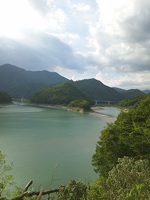 春の五十里湖